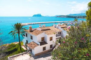 Comprar una vivienda en la costa de España es mucho más sencillo si recurrimos a una inmobiliaria online